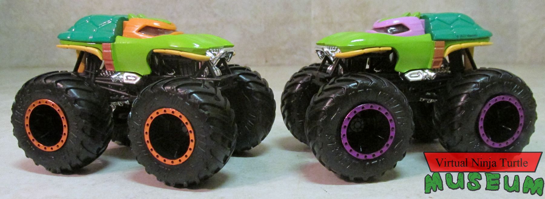 Hot Wheels Monster Trucks: Demolition Doubles Michelangelo & Donatello