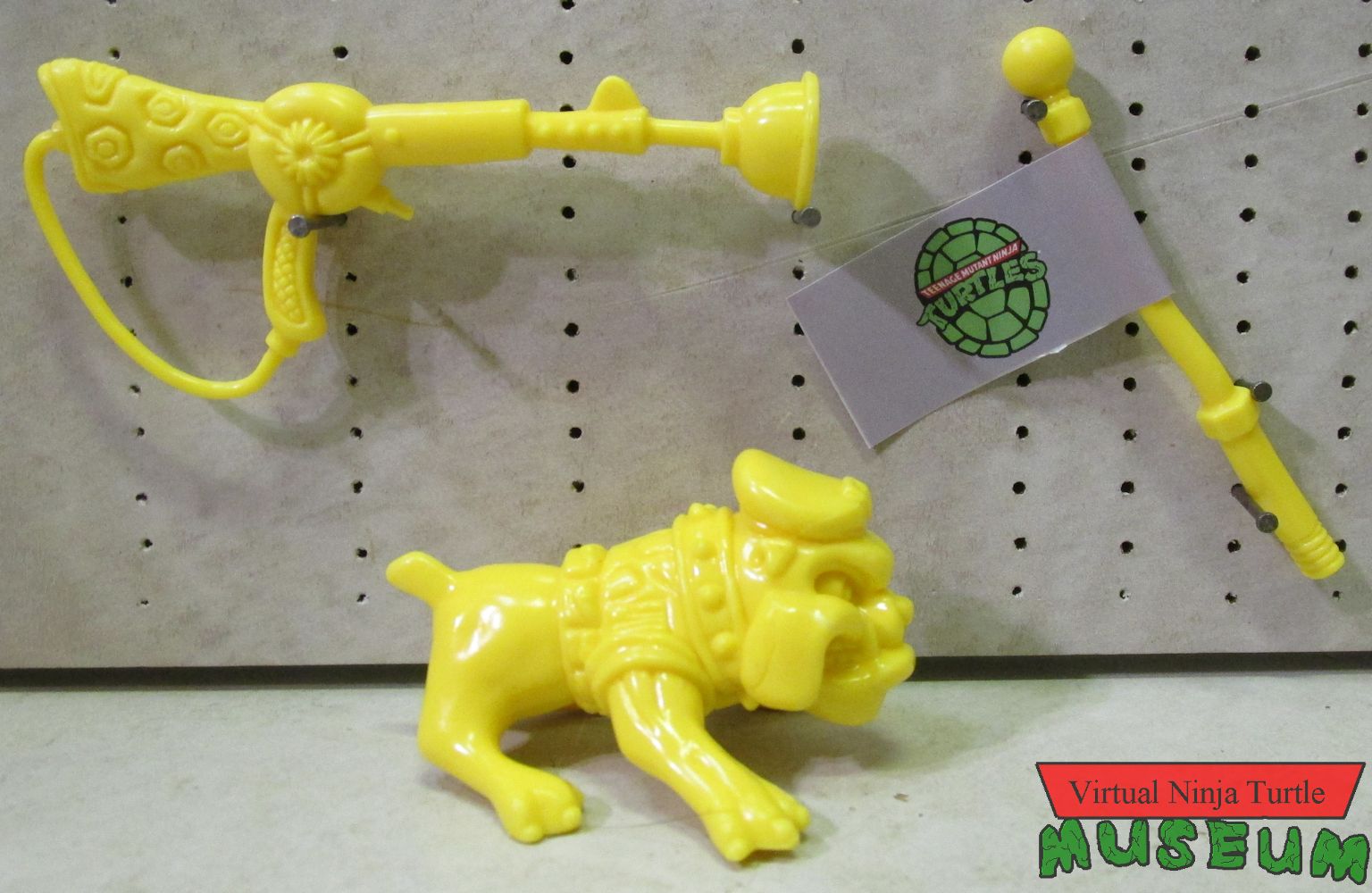 Raph, the Green Teen Beret's accessories